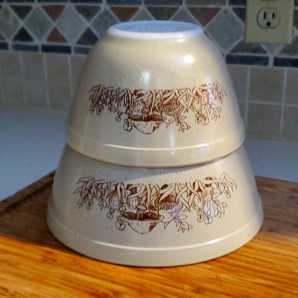 Pyrex Forest Fancies. 750ml and 1.5l small.